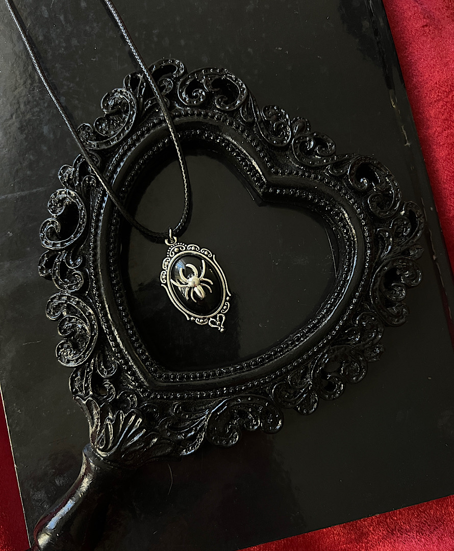 گردنبند قاب عنکبوت گاثیک
