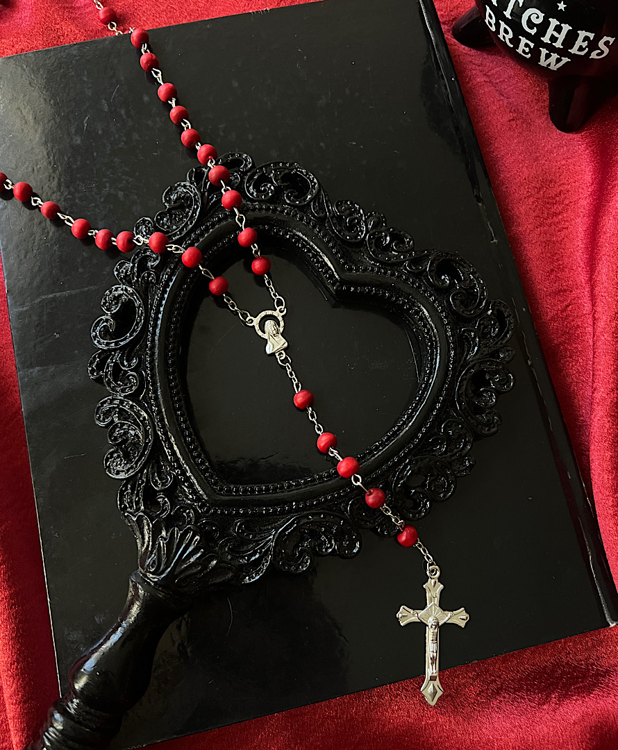 گردنبند رزاری قرمز